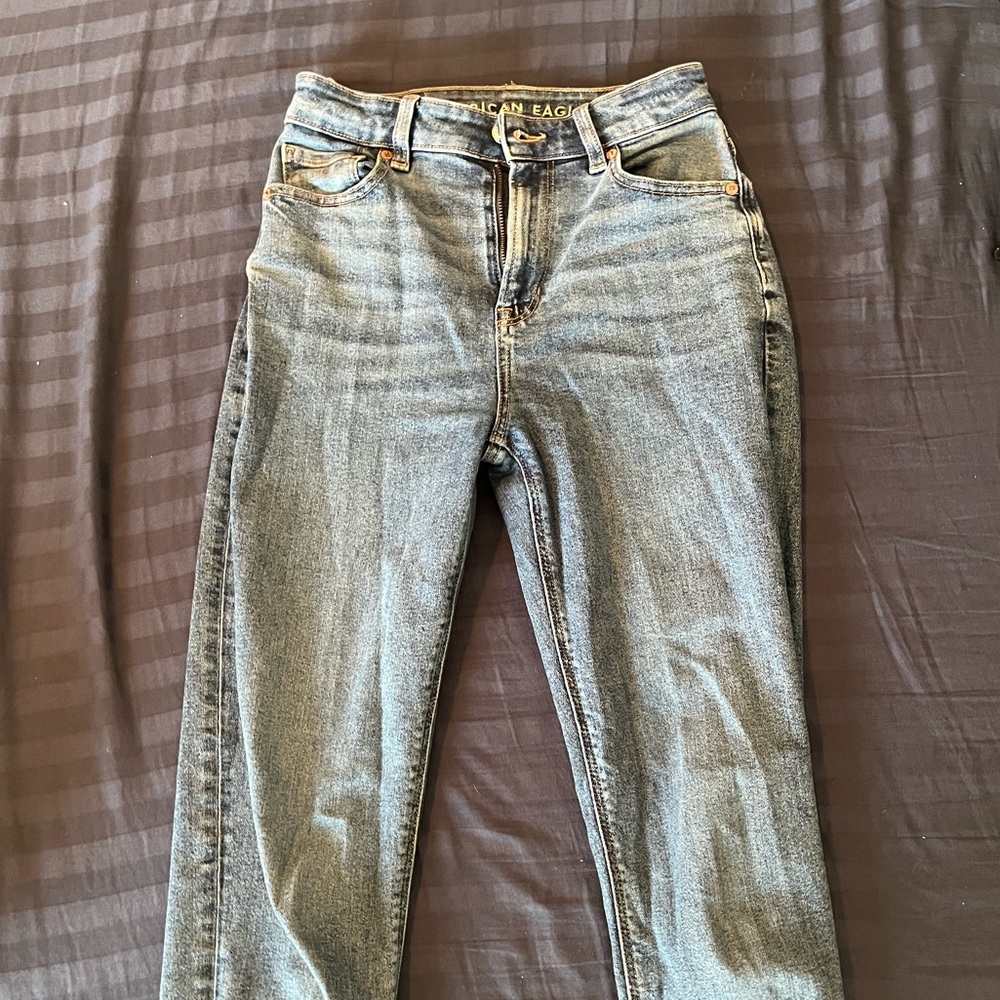 AMERICAN EAGLE MOM JEANS
